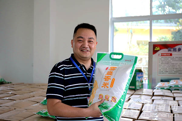 纪委书记直播带出“网红大米” 小水稻种出脱贫致富新生