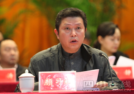泸县县委书记郭庆出席会议并讲话,县长谭光军总结了泸县十二次党代会