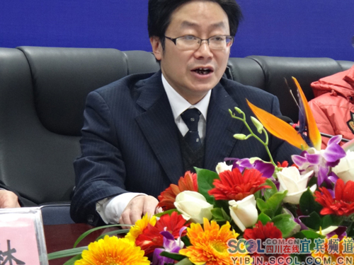 宜宾市政府副秘书长赵兵兵作"香港明星足球队vs宜宾联队慈善友谊邀请