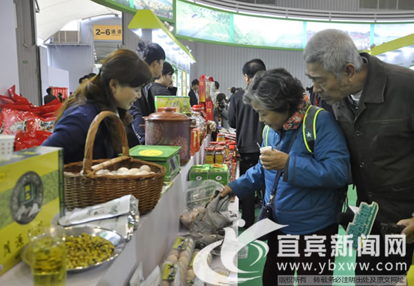 宜宾特产吸引了诸多消费者前来购买。（宜宾新闻网 郭晓娟 摄）