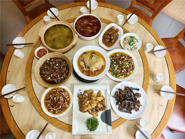 一鸡多变！古蔺白泥全鸡宴邀你上桌