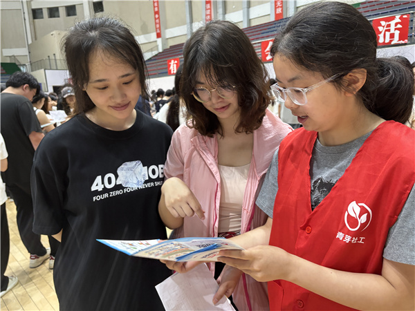 龙马潭区妇幼保健院开展“知艾防艾不恐艾，青春护航守健康”主题宣传活动