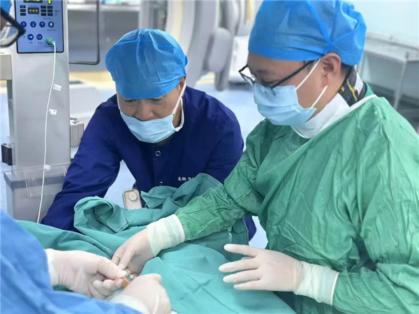 新生儿颈部长出7.5厘米“水球” 医生“一针”微创消囊
